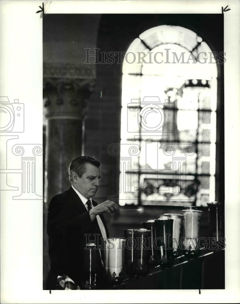 1985 Press Photo Candles are lite in memory of the war dead at St. Barbara - Historic Images