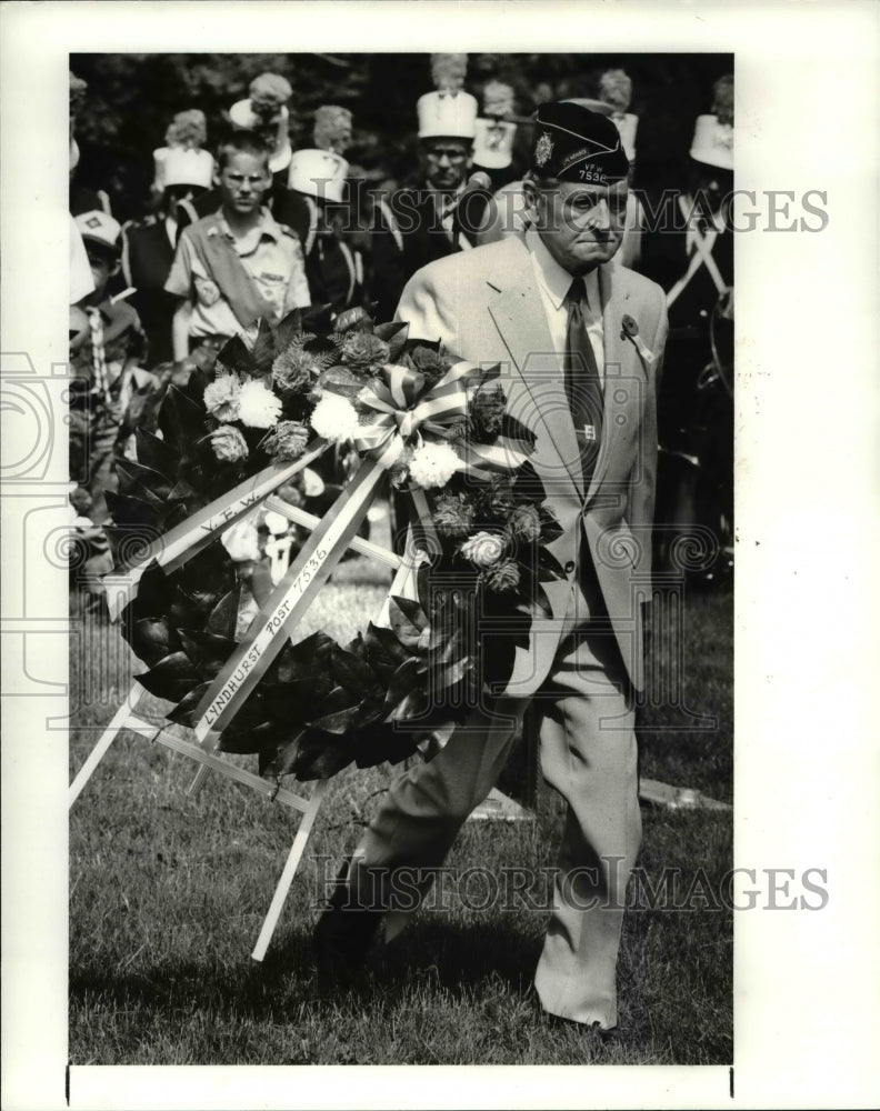 1986 Press Photo Alfred Santo places wreath for member of Lyndhurst Post 7536 - Historic Images