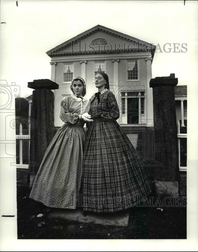 1986 Press Photo Jan Summy &amp; Nancy Downes in front of Goldsmith House - Historic Images