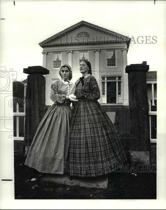 1986 Press Photo Jan Summy & Nancy Downes in front of Goldsmith House - Historic Images