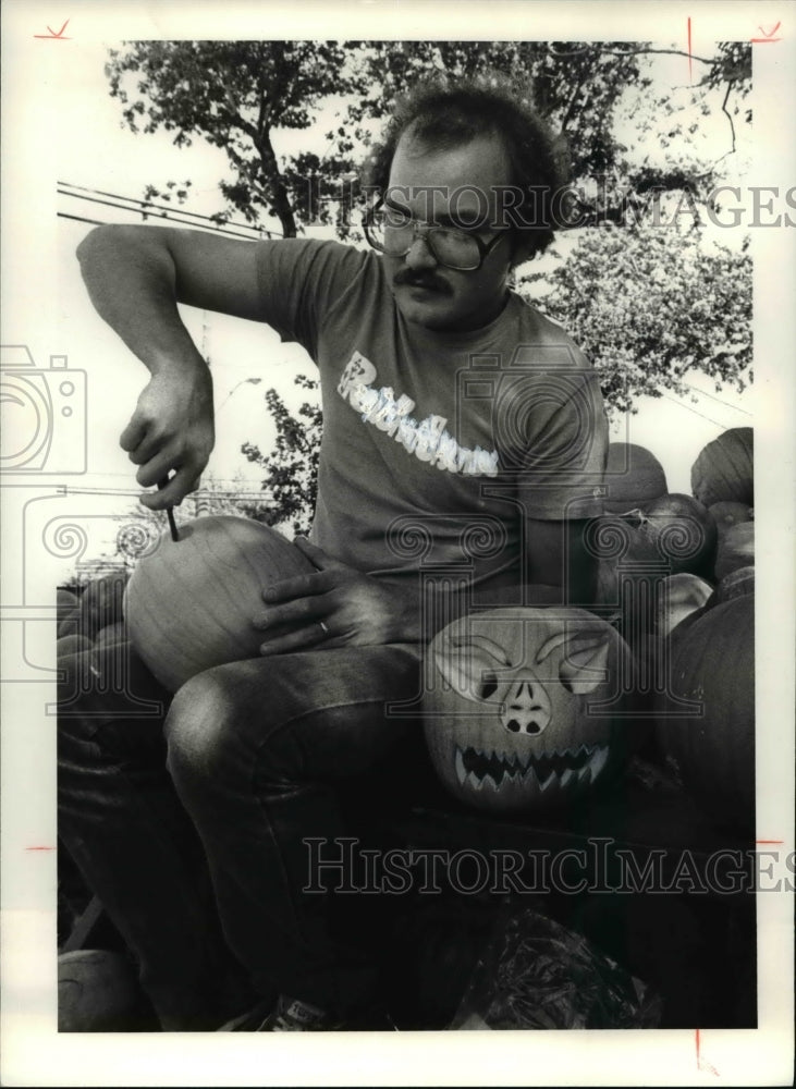 1980 Press Photo Milo Romans carves pumpkin - cva66149 - Historic Images