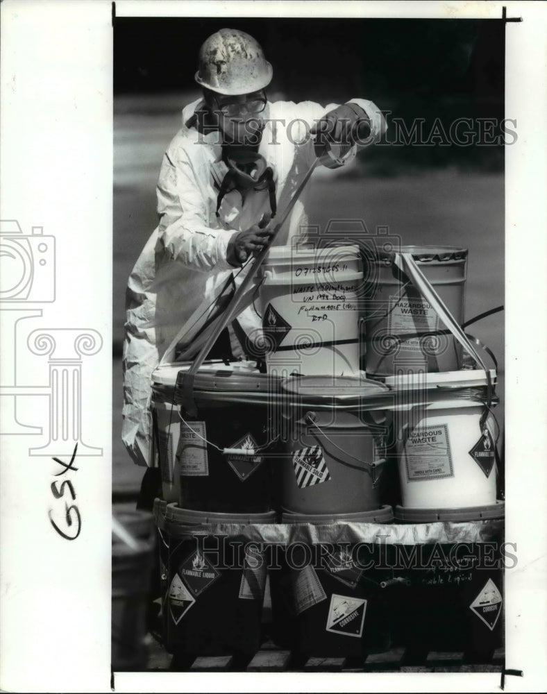 1989 Press Photo Victor Szymanski foreman at GSX prepares hazardous chemicals - Historic Images