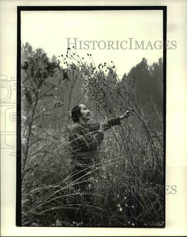 1986 Press Photo Brian Parson and plantings at Holden Arboretum - cva66180 - Historic Images