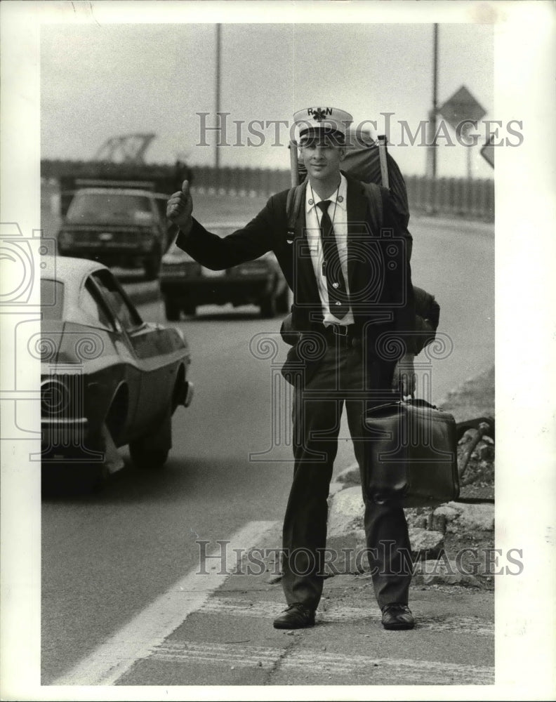 1984 Press Photo Hitchhiker Augustus Schwartzkopf - cva66184 - Historic Images