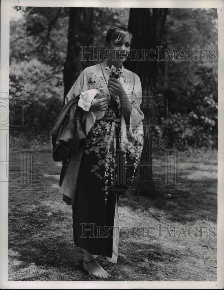 1968 Press Photo Debbie strolls back to camp...after a nearby creek - cva66188 - Historic Images