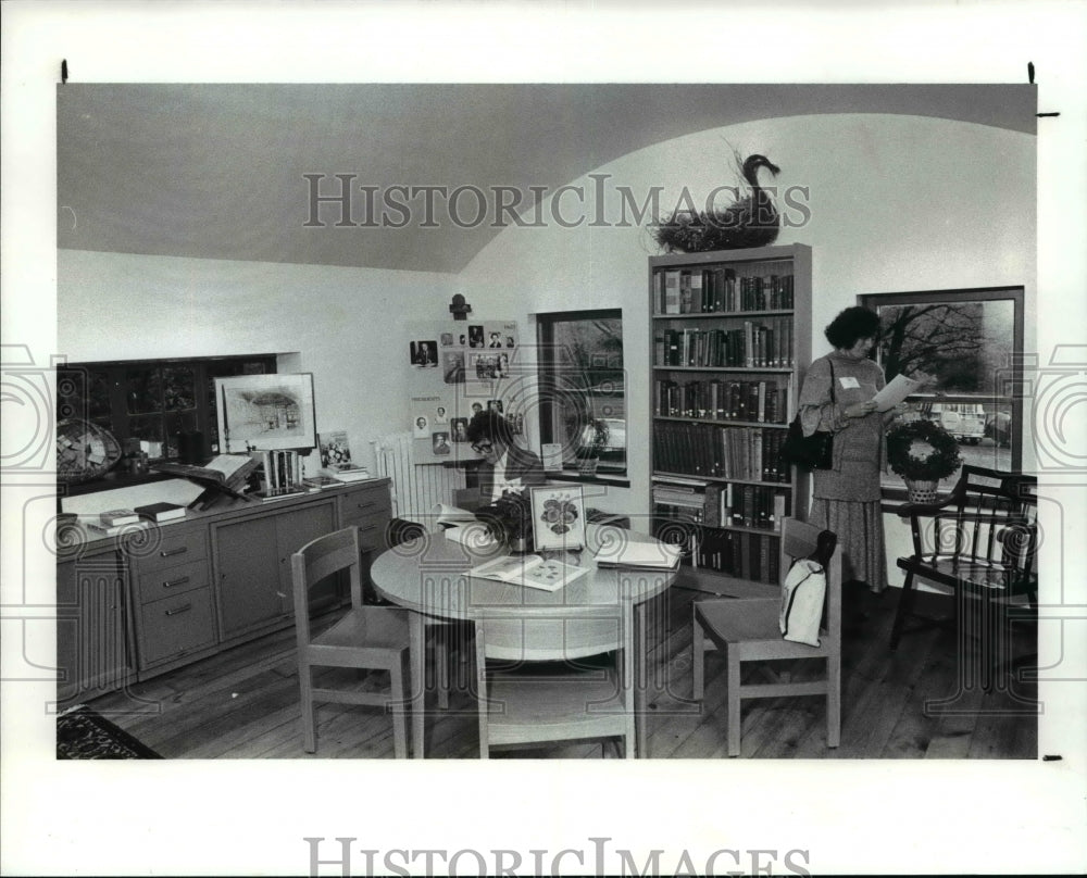 1988 Press Photo The Kirtland Herb Society headquarters library - cva66242 - Historic Images