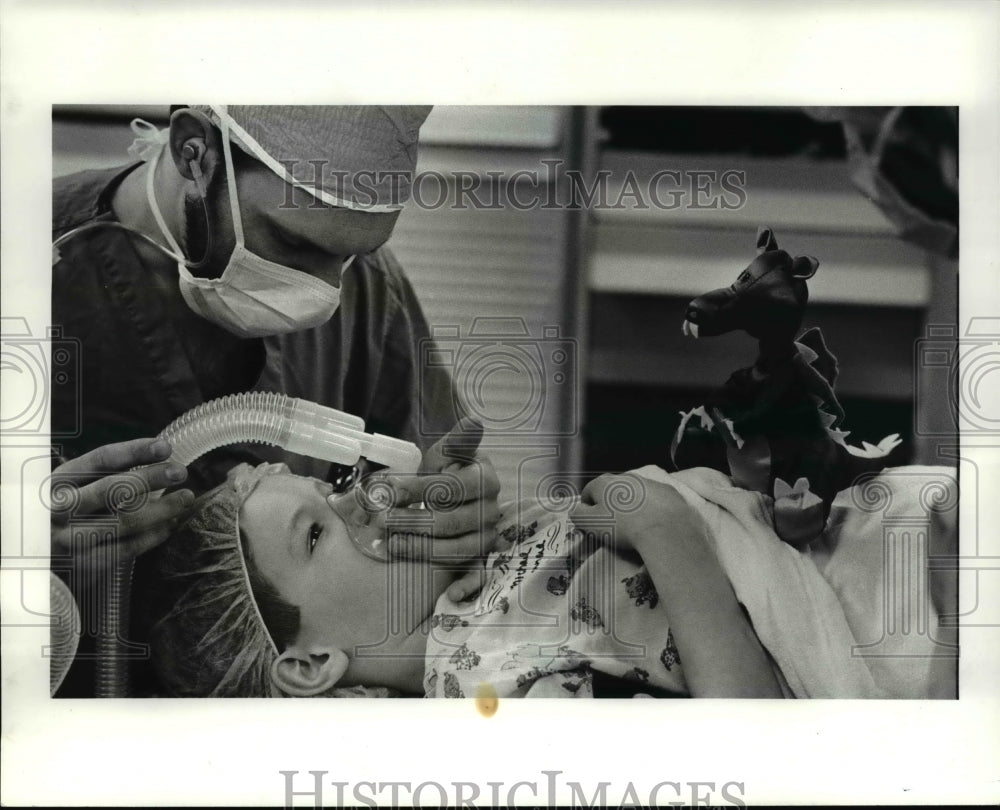 1985 Press Photo With a purple dragon on his chest Michael is put in dream world - Historic Images