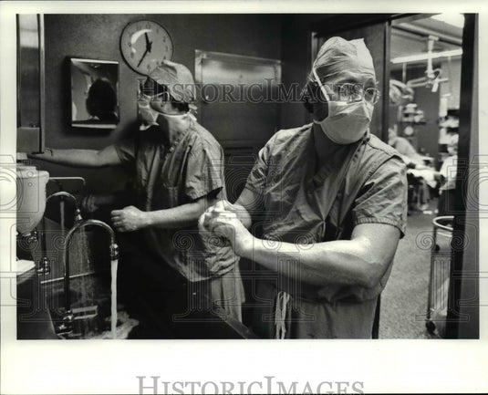 1984 Press Photo Dr Herzig & Dr Pasquini scrub before operation - cva66282 - Historic Images
