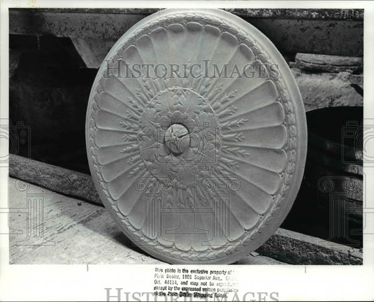 1989 Press Photo Plaster light fixture molding at the Fischer and Jirouch Co. - Historic Images