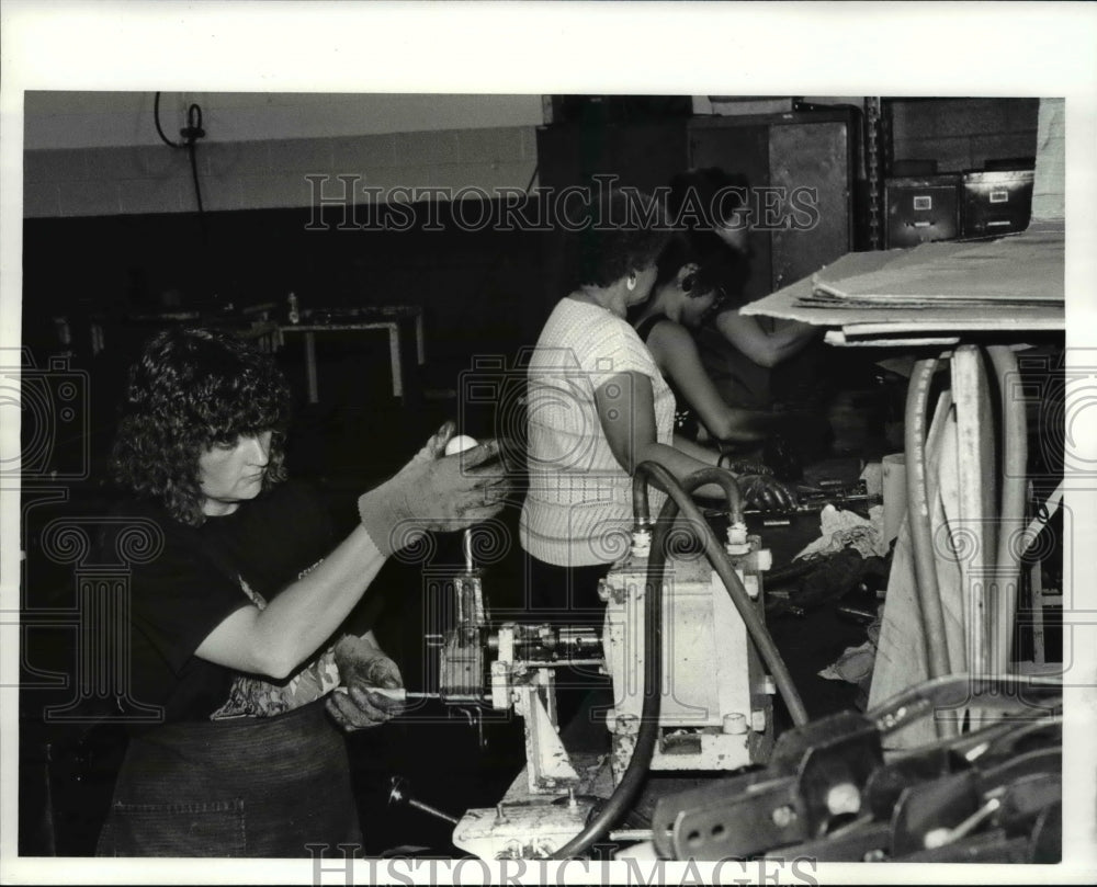 1987 Press Photo Tammy Romans works on Hurst shifters at Mr Gasket Co. - Historic Images