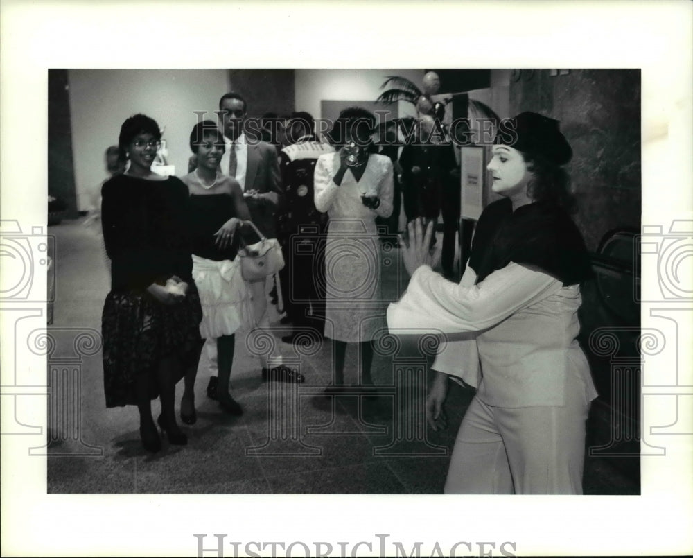 1990 Press Photo Mime Stephen Eric Chipps at United Negro College Fund benefit - Historic Images