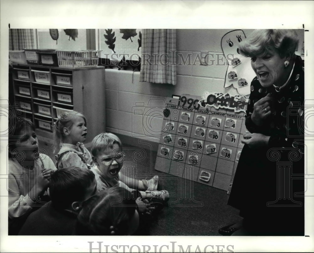 1990 Press Photo David joins classmates and teacher Linda Van Horn in singing - Historic Images