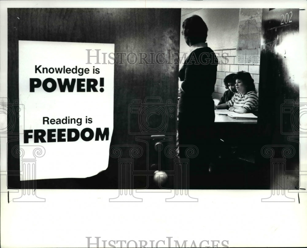 1987 Press Photo Margie Estremera at Class - cva66379 - Historic Images