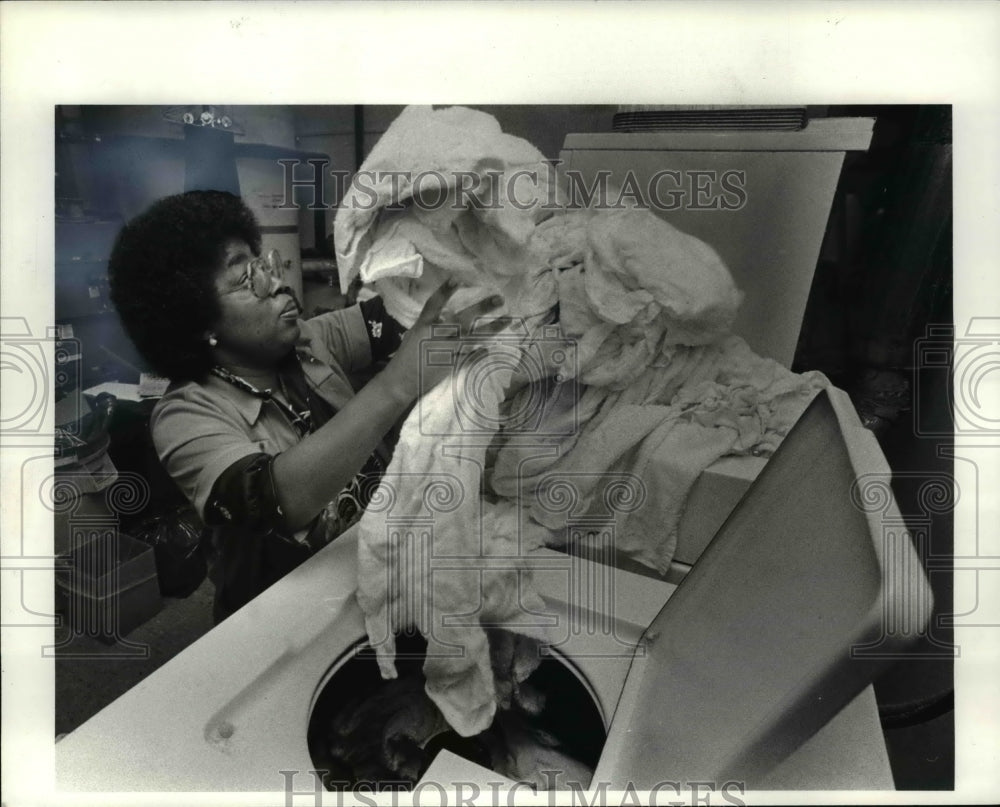 1984 Press Photo Retarded worker in a Rocker River business - cva66386 - Historic Images