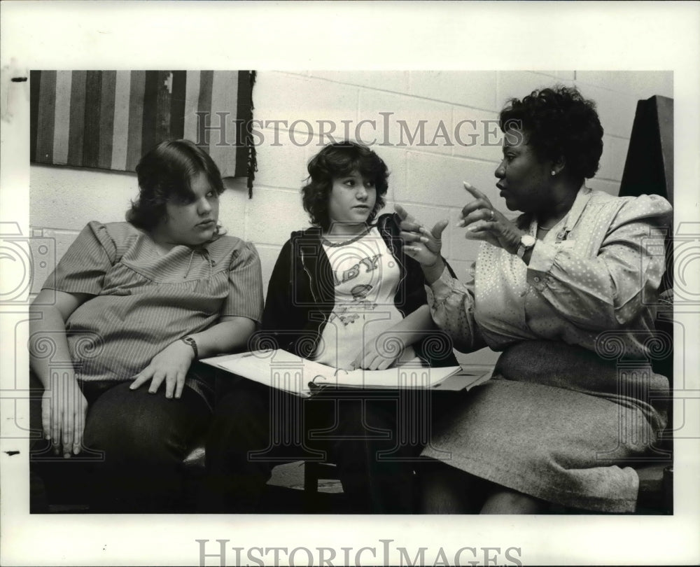 1984 Press Photo Cleveland Mental Development Center, Class for retarded women - Historic Images