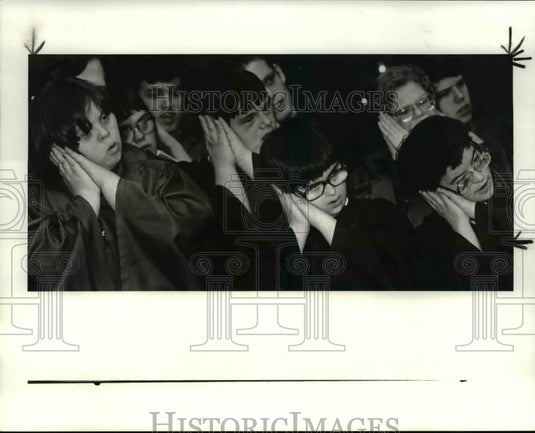 1984 Press Photo Members of the Parma Developmental Center sign & sings - Historic Images