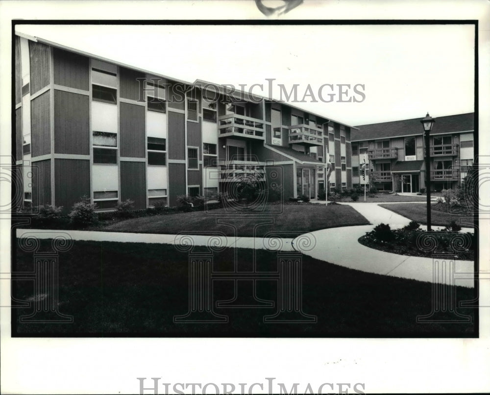 1990 Press Photo View of Bay Club Apartments in Willowick - Historic Images