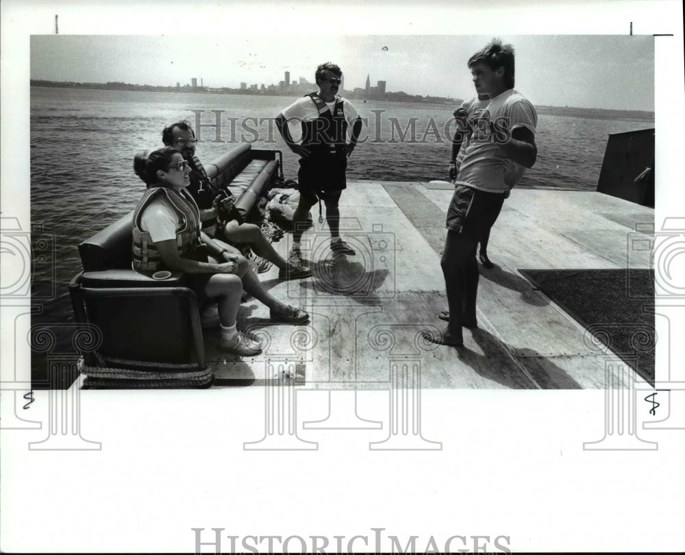 1988 Press Photo Tom Lovell Rigth checks out para sailing Doreen &amp; Bob Barren-Historic Images