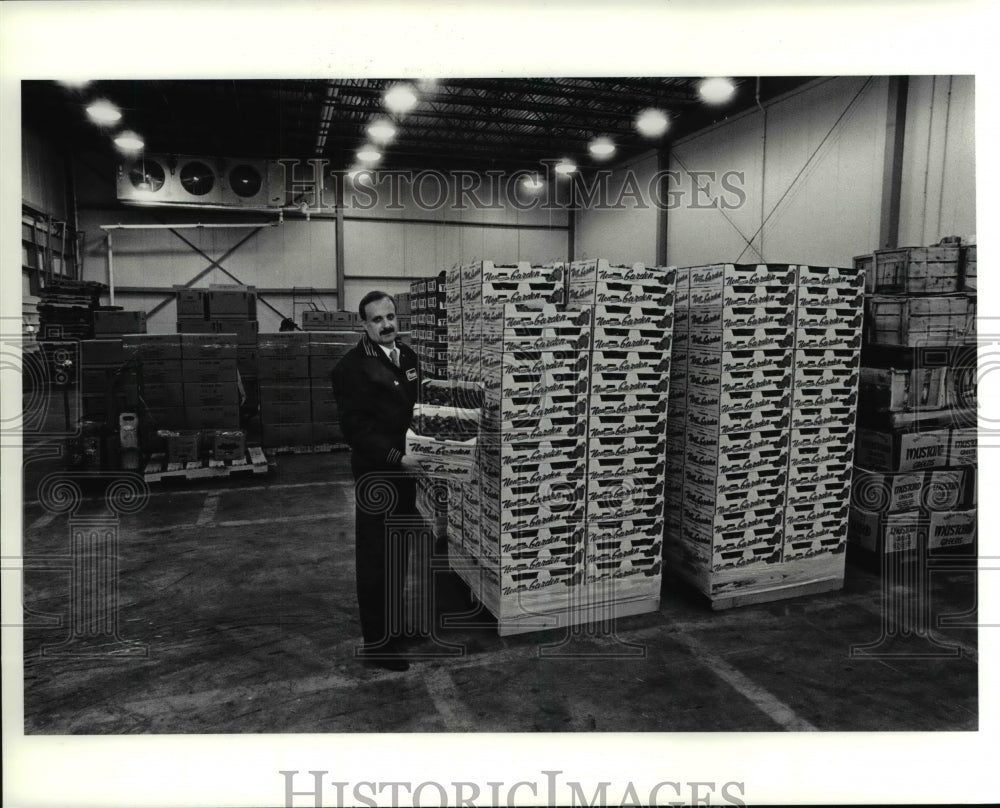 1990 Press Photo Mark Scavetta at loading dock at First National Supermarkets - Historic Images