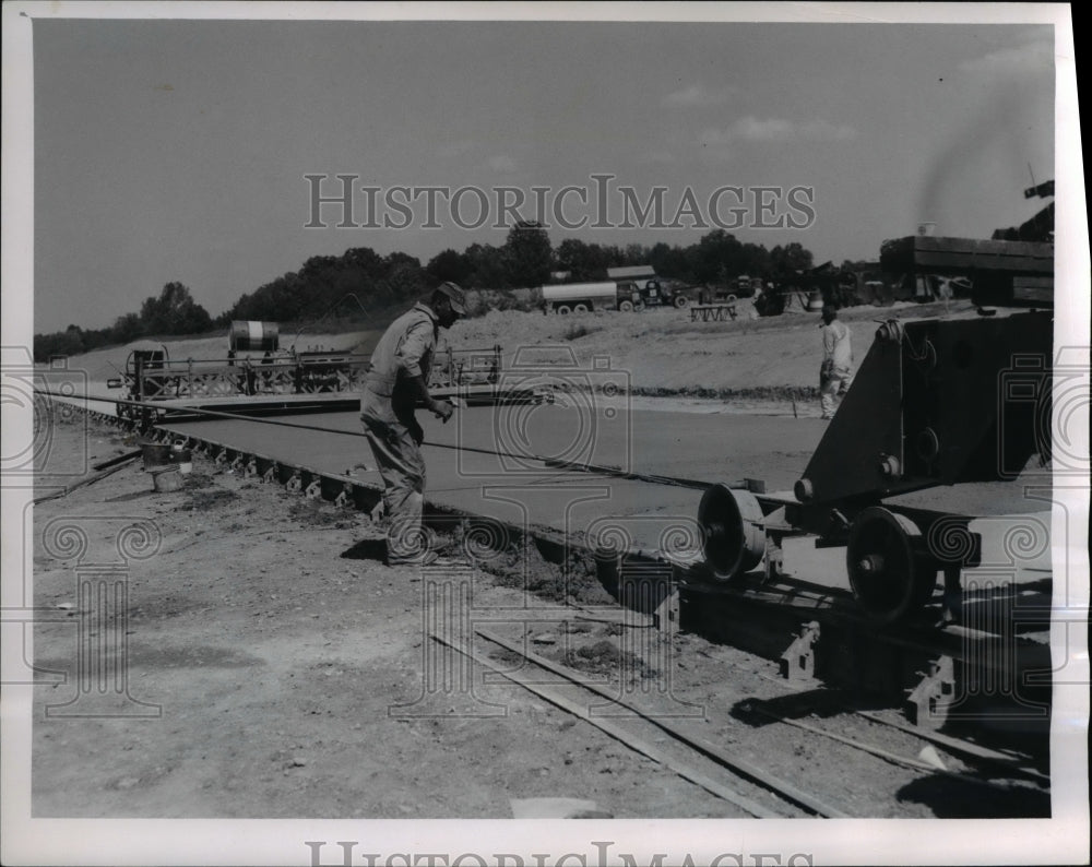 1960 Press Photo Workmen put finishing touches on Rt 1, concrete in Concord-Historic Images