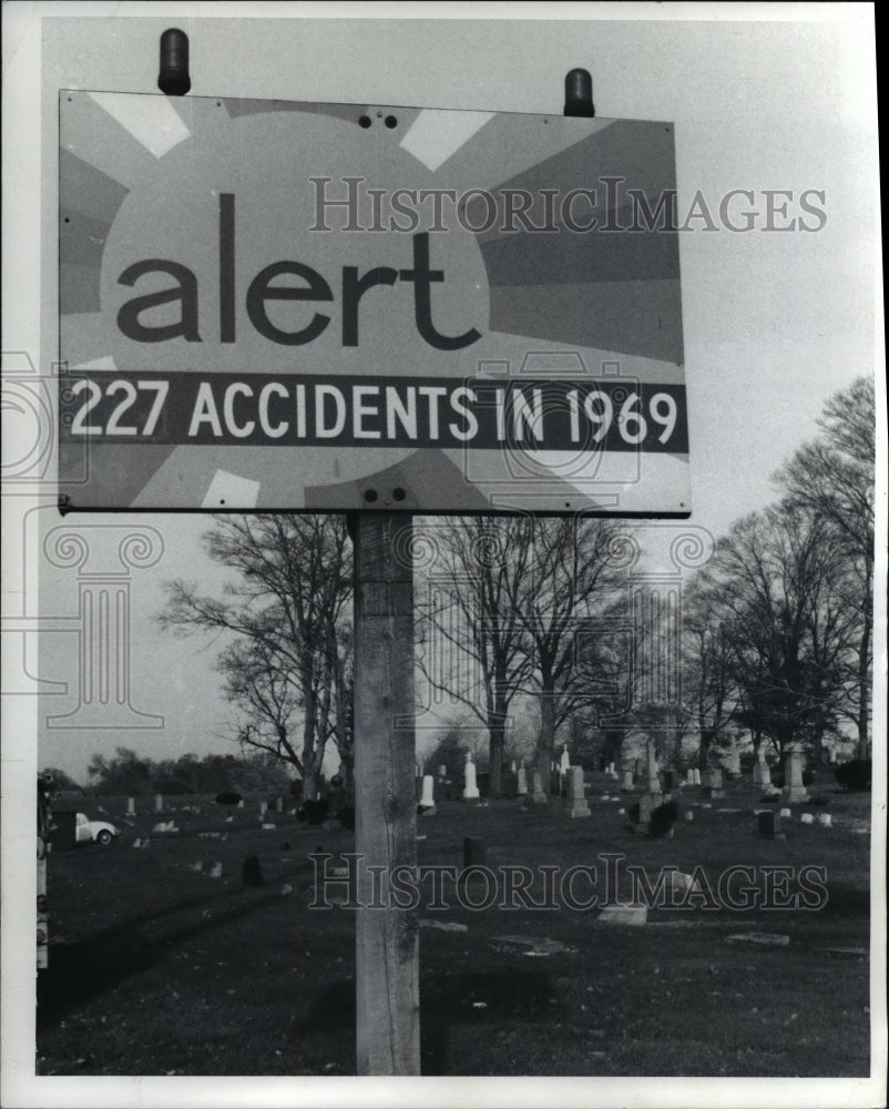 1971 Independence provides motorists with a safety reminder - Historic Images