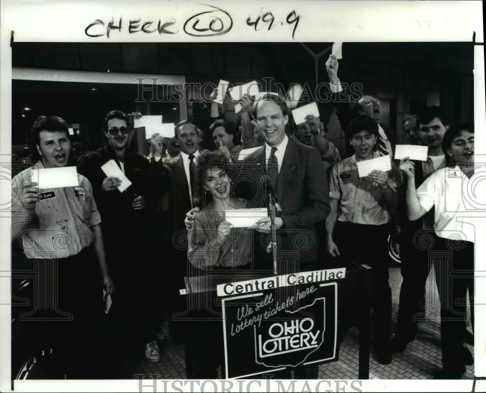 1989 Press Photo Ron Nabakowski, Ohio Lottery director with the winner E. Fried-Historic Images