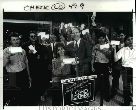 1989 Press Photo Ron Nabakowski, Ohio Lottery director with the winner E. Fried-Historic Images
