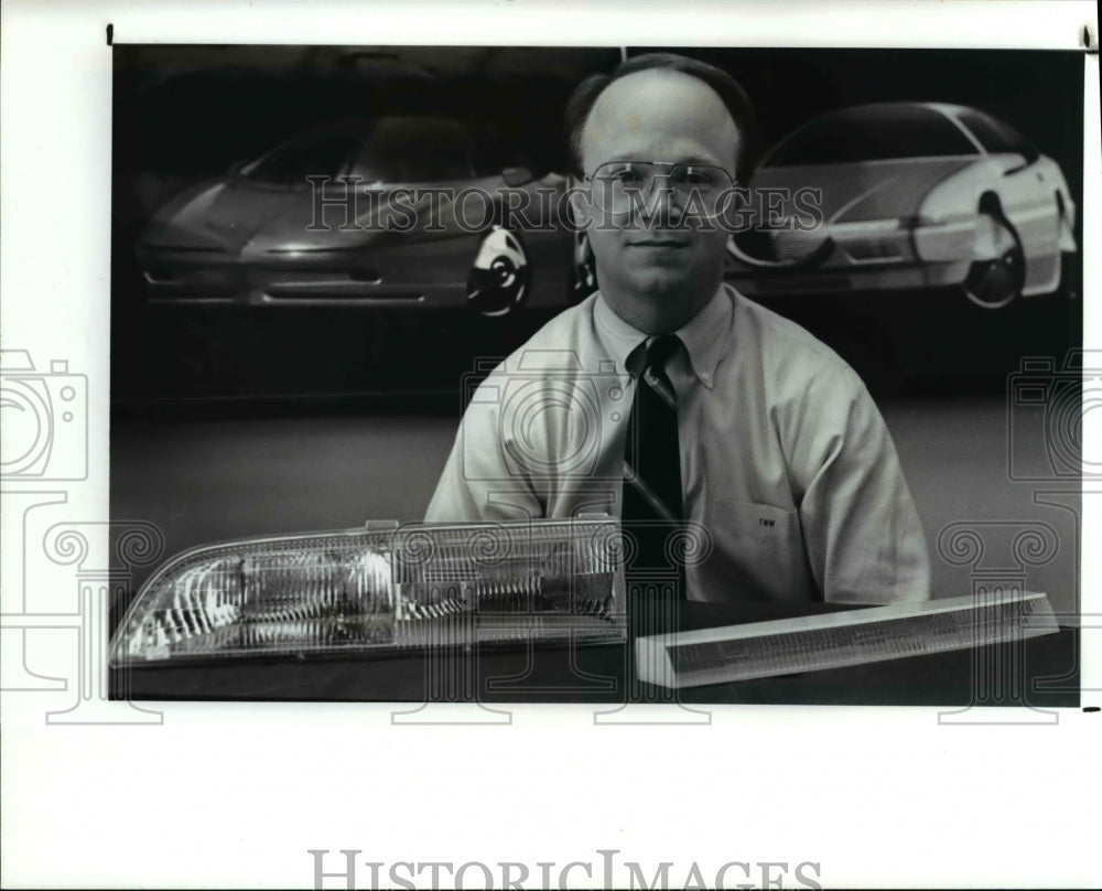 1989 Press Photo Thomas Willis with the head lights-Historic Images