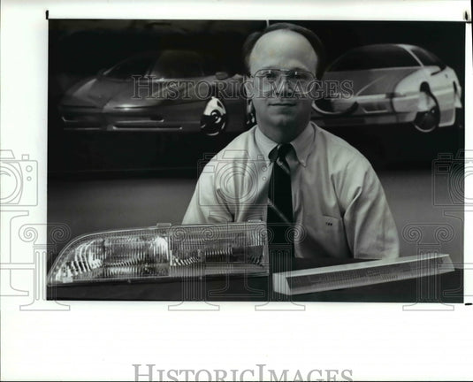 1989 Press Photo Thomas Willis with the head lights-Historic Images