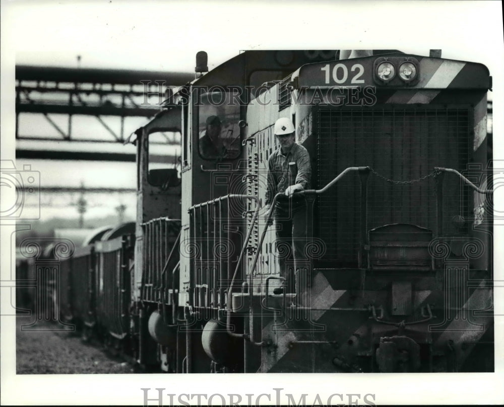 1991 Press Photo Brakeman Bob Carey rides the front of the LTV train-Historic Images