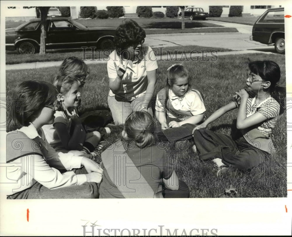 1981 Press Photo Janice Balante and Members of Girl Scouts-Historic Images