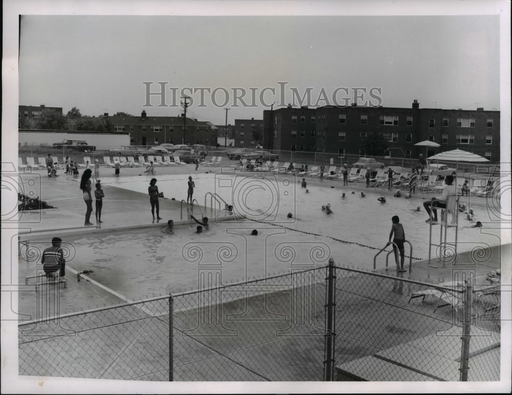 1963 Press Photo New $60,000 Swimming Pool at Parklawn Gardens in Euclid - Historic Images