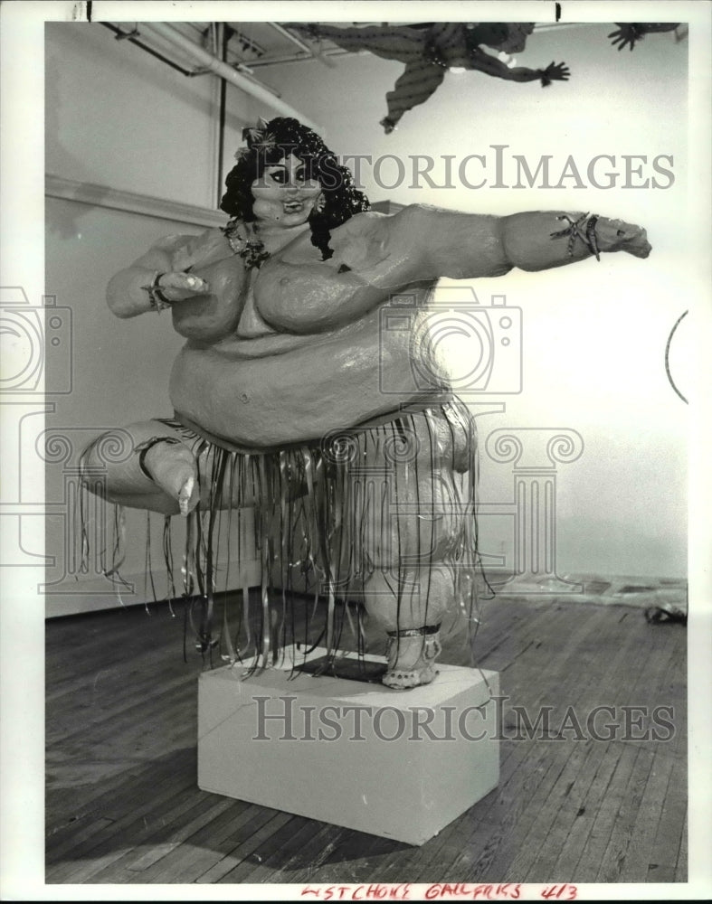 1987 Press Photo The fat lady sculpture by Adriana Russo - cva67053-Historic Images