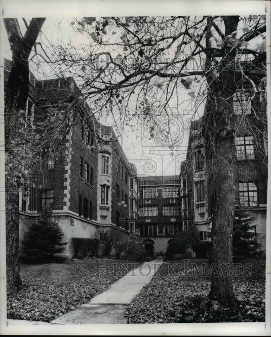 1977 Press Photo Housing Redone From Apartment Building - Historic Images