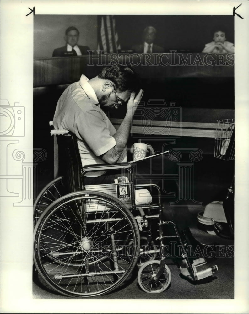 1985 Press Photo Ron Glavan, handicapped during the RTA Board meeting-Historic Images