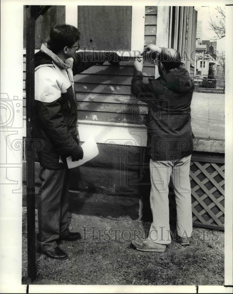 1990 Press Photo Bob Staib & Stuart Greenberg takes sample of lead paint - Historic Images
