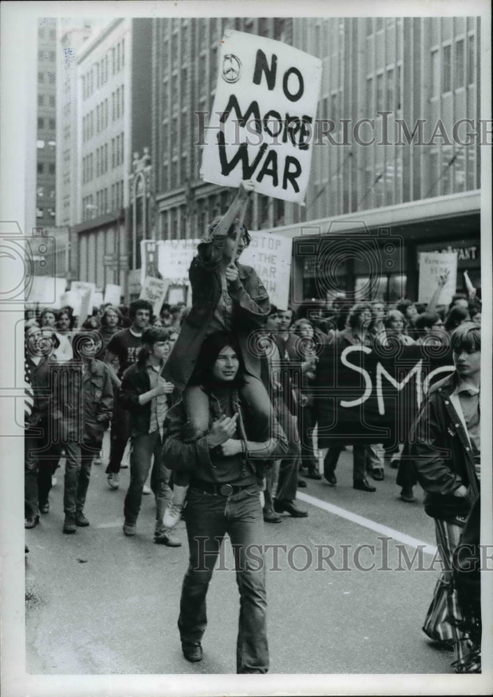 1971 Press Photo John Lewandowski &amp; Stanley Angelo at downtown peace march - Historic Images