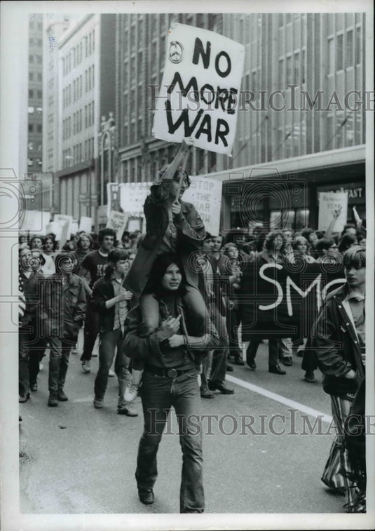 1971 Press Photo John Lewandowski & Stanley Angelo at downtown peace march - Historic Images
