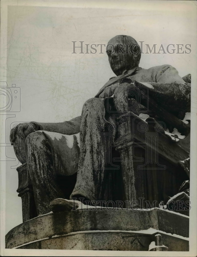 1952 Press Photo Marcus Hanna-Statue at E 107th and Euclid - cva67357-Historic Images