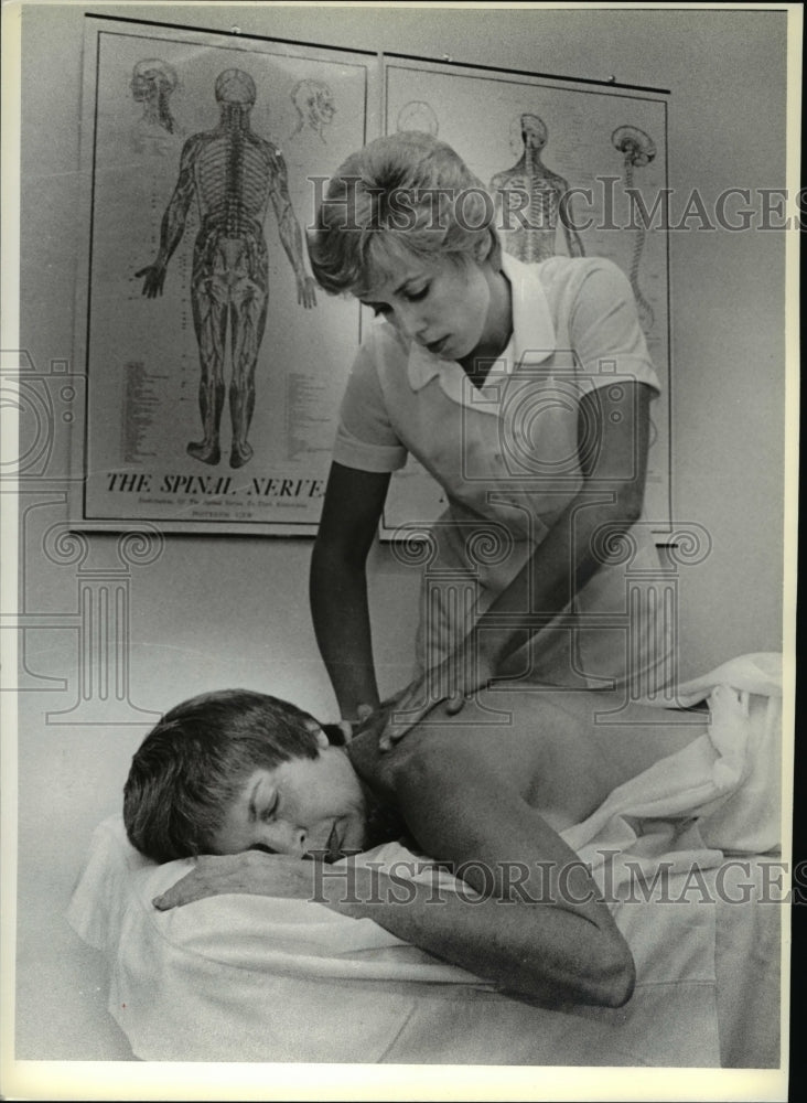 1979 Press Photo Linda Musheno with patient Betty Spinn Nat Helath Massotheraphy - Historic Images