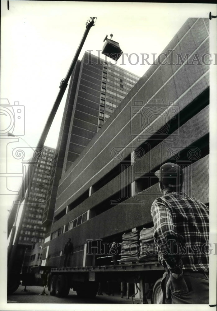 1987 Press Photo Truck driver Rosser Summers of Romeo watches as potting soil - Historic Images