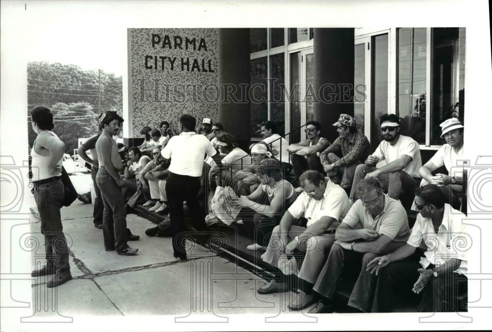 1986 Press Photo Unemployed workers from Toys R Us wait at the Parma City Hall-Historic Images