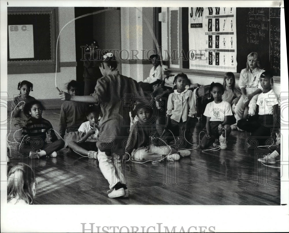 1989 Press Photo Air Bears Jump Rope Squad - Historic Images