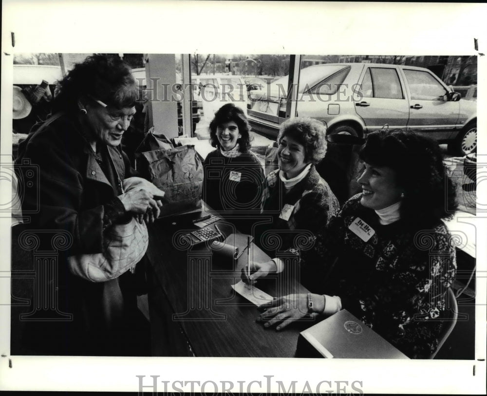 1990 Press Photo Junior League cloths sale at 1-299 Shaker Blvd.-Historic Images