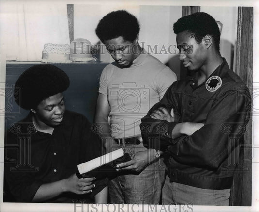 1970 Press Photo Young men on development of condition at Kent State University - Historic Images