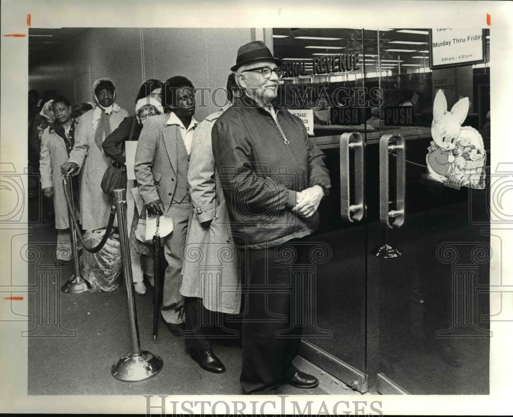 1981 Press Photo Easter Bunny greets last minute filers at IRS office-Historic Images