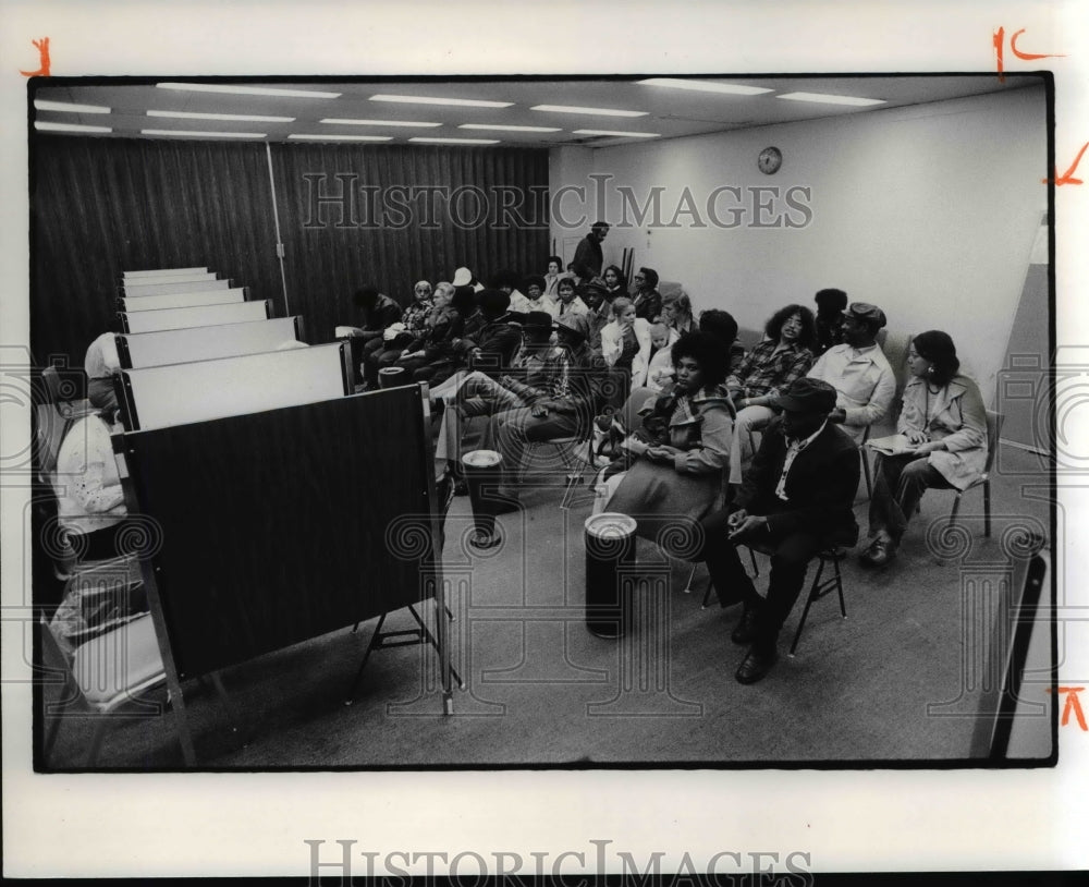 1977 Press Photo Taxpayers waiting to have their forms filled out at IRS. - Historic Images