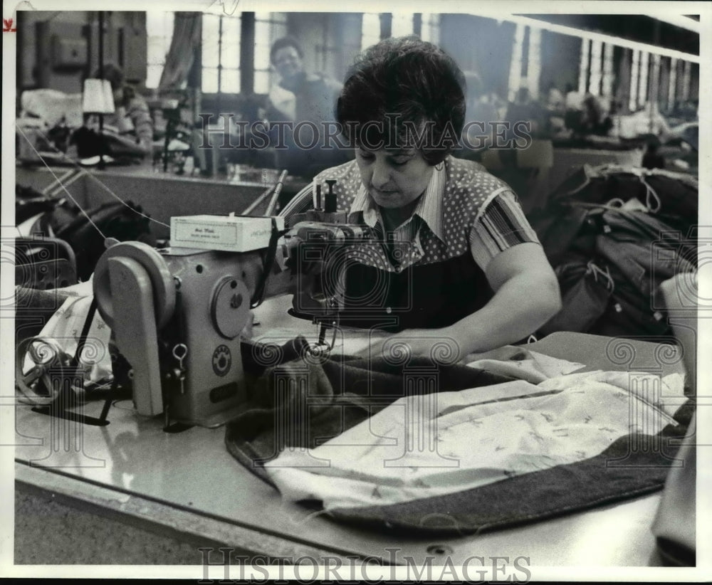 1980 Press Photo Maria Minasola of Joseph &amp; Feiss Co - cva67716-Historic Images