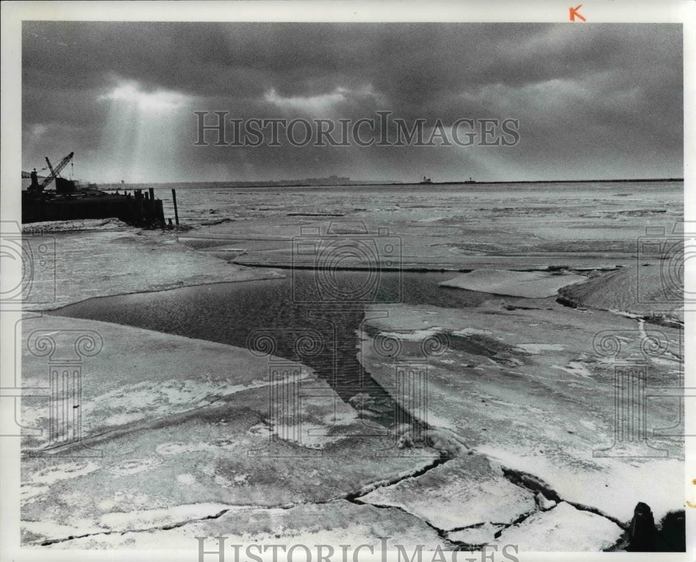 1977 Press Photo Lake Erie is shedding her frigid white mantle for the azure-Historic Images