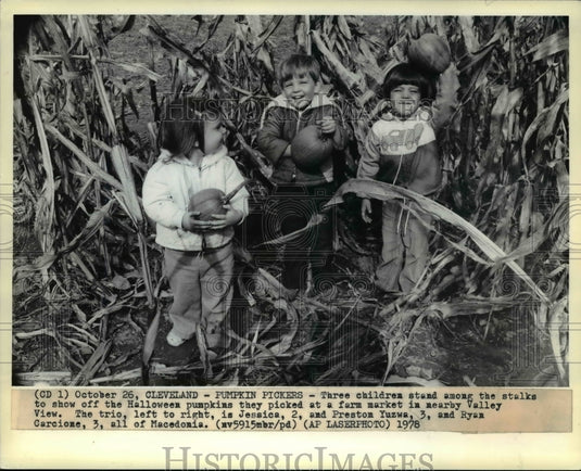 1978 Press Photo Jessica & Preston Yuzwa and Ryan Carcione on pumpkin picking - Historic Images